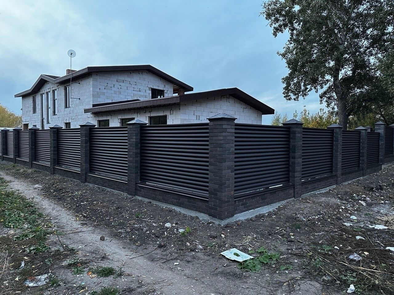 Забор из ламелей Еврожалюзи 38м RAL8019/8019 Темный Шоколад двусторонний MATTE фото 2 в Иркутске