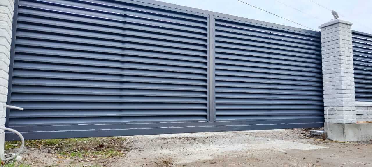 Забор-жалюзи из ламелей ЭКО-Z 32м RAL7024 Серый Графит МАТТЕ фото 3 в Иркутске