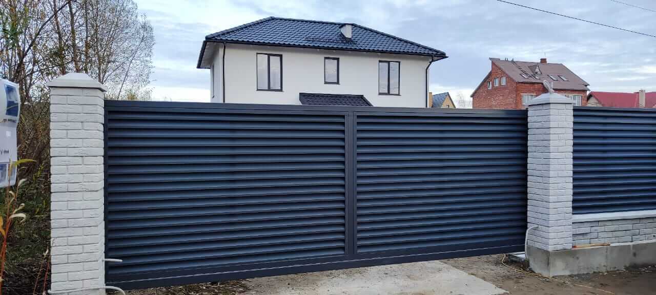 Забор-жалюзи из ламелей ЭКО-Z 32м RAL7024 Серый Графит МАТТЕ фото 2 в Иркутске