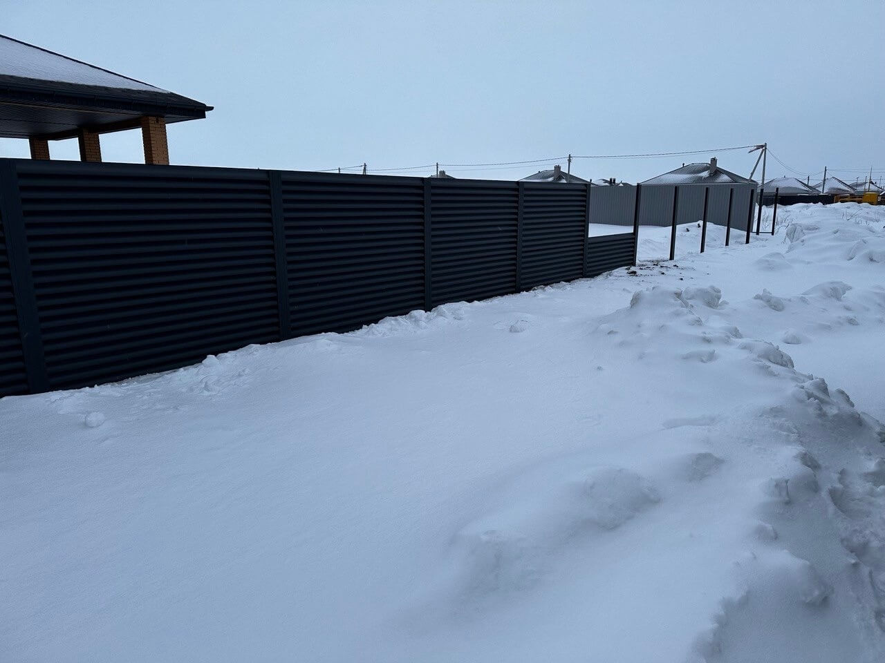 Забор-жалюзи из ламелей еврожалюзи 57м RAL7024 Серый Графит МАТТЕ фото 6 в Иркутске