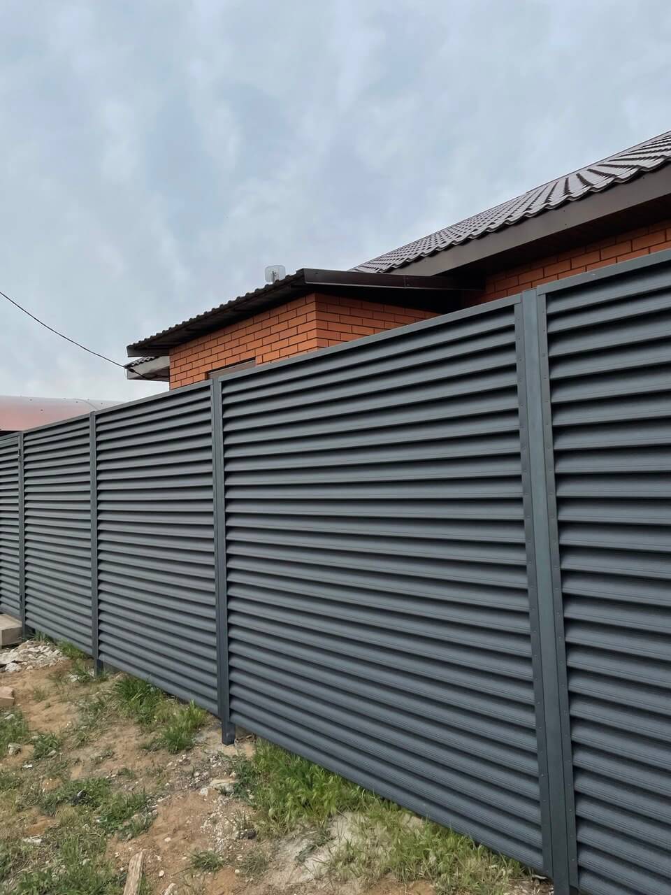 Забор из ламелей еврожалюзи 24м RAL7024 Серый Графит МАТТЕ в Иркутске