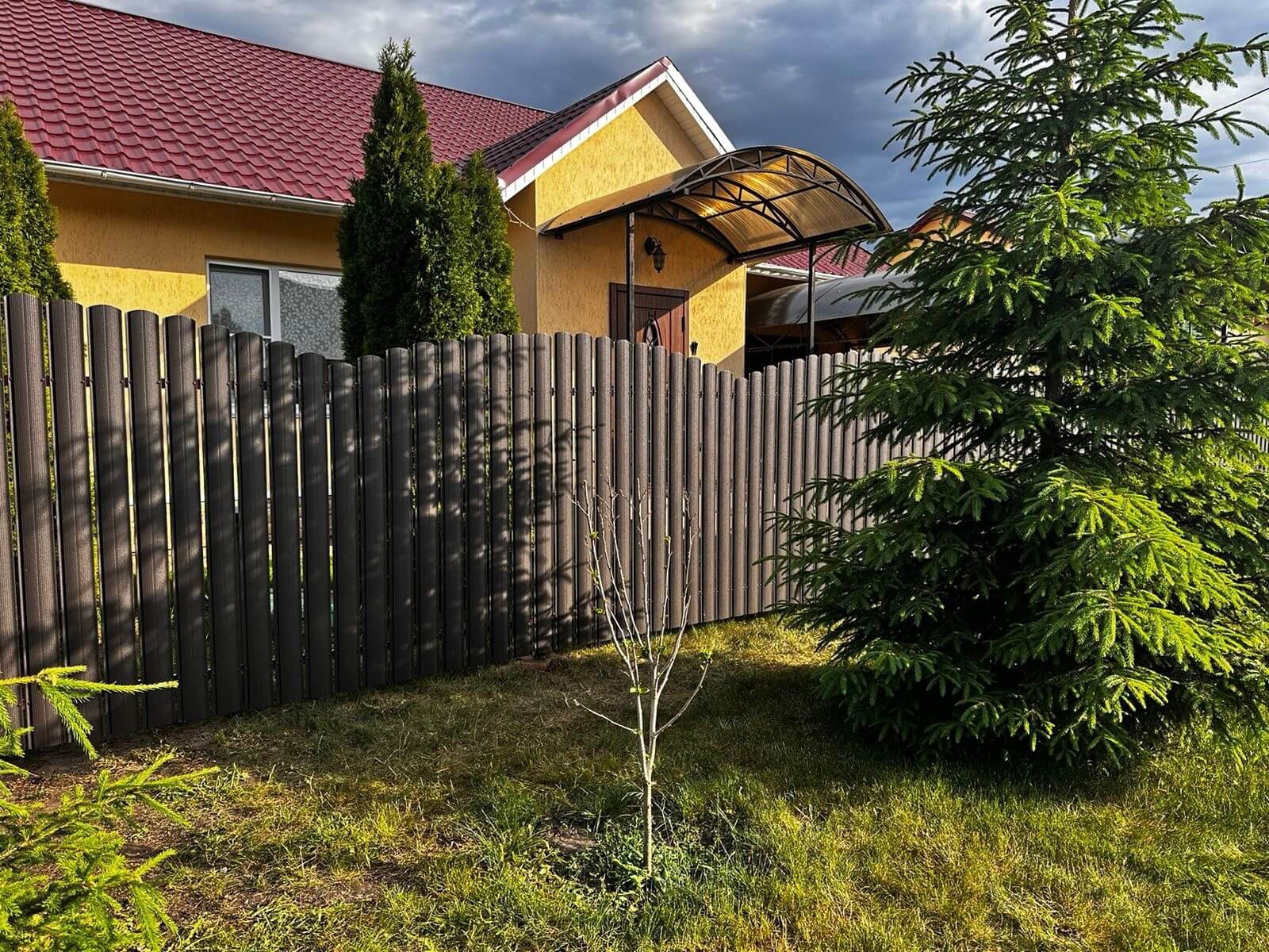 Забор из евроштакетника 37м RAL8019 Темный Шоколад МАТТЕ фото 4 в Иркутске