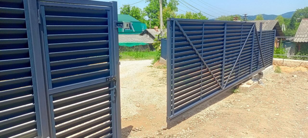 Забор-жалюзи из ламелей Еврожалюзи 53м RAL7024 Серый Графит МАТТЕ фото 16 в Иркутске