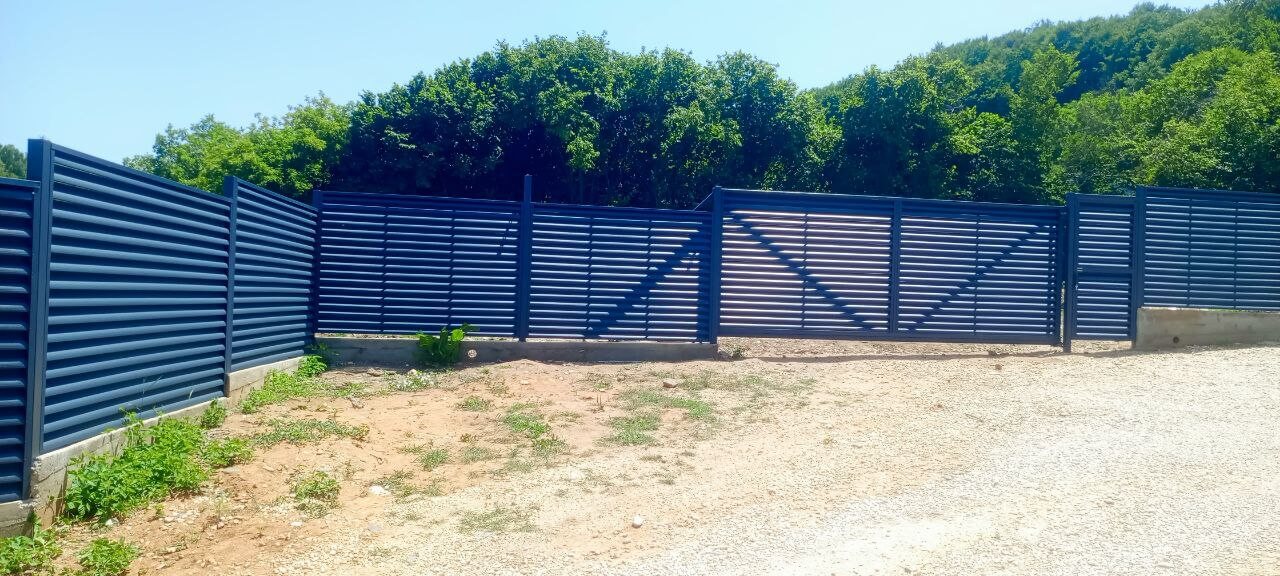 Забор-жалюзи из ламелей Еврожалюзи 53м RAL7024 Серый Графит МАТТЕ фото 7 в Иркутске