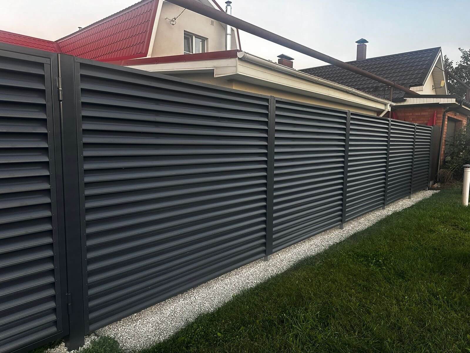 Забор из ламелей Еврожалюзи 26м RAL7024/7024 Серый Графит двусторонний фото 3 в Иркутске