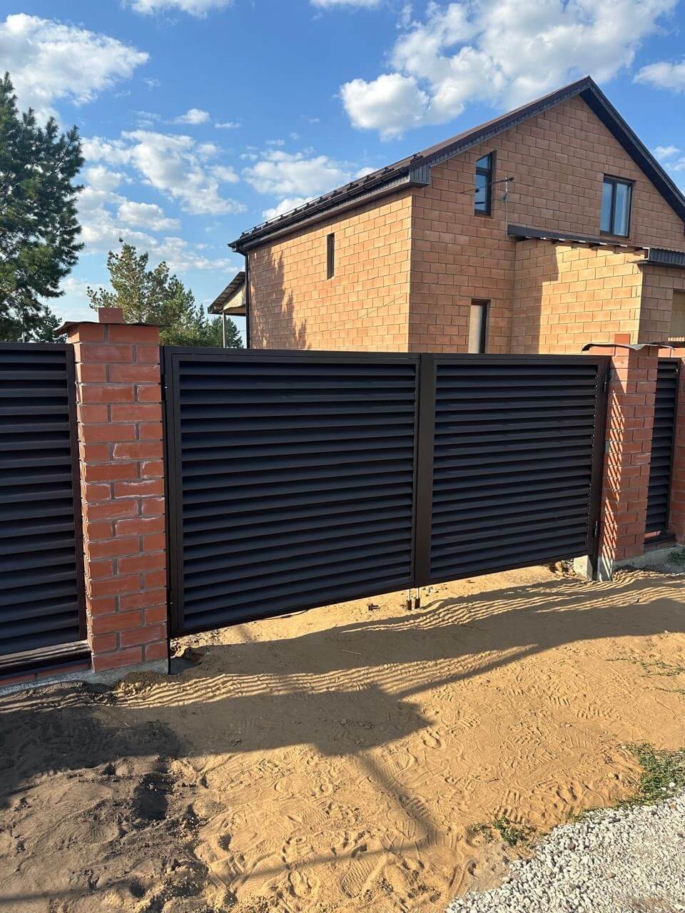 Забор-жалюзи из ламелей Еврожалюзи 38м RAL8019 Темный Шоколад МАТТЕ фото 4 в Иркутске
