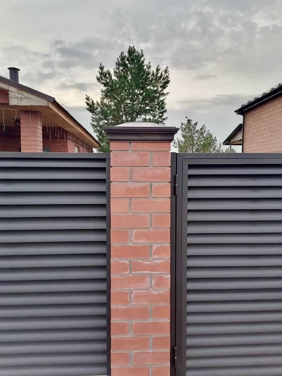 Забор-жалюзи из ламелей Еврожалюзи 38м RAL8019 Темный Шоколад МАТТЕ фото 2 в Иркутске