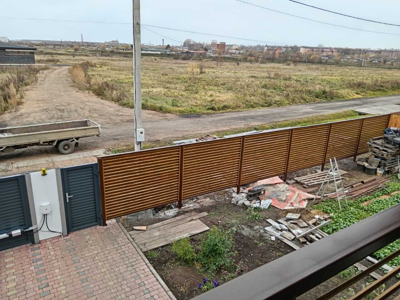 Забор-жалюзи 12м + балконное ограждение из ламелей Еврожалюзи Орех Миланский 3D Принтек фото 2 в Иркутске