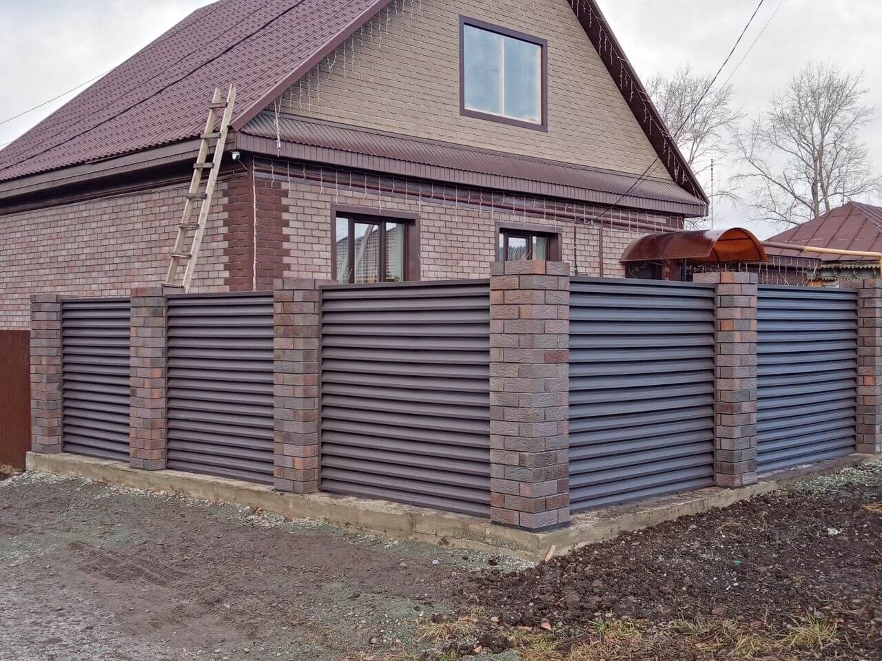 Забор-жалюзи из ламелей ЭКО-Z-US (усиленные) 30м RAL8019/8019 Темный Шоколад двусторонний МАТТЕ фото 3 в Иркутске