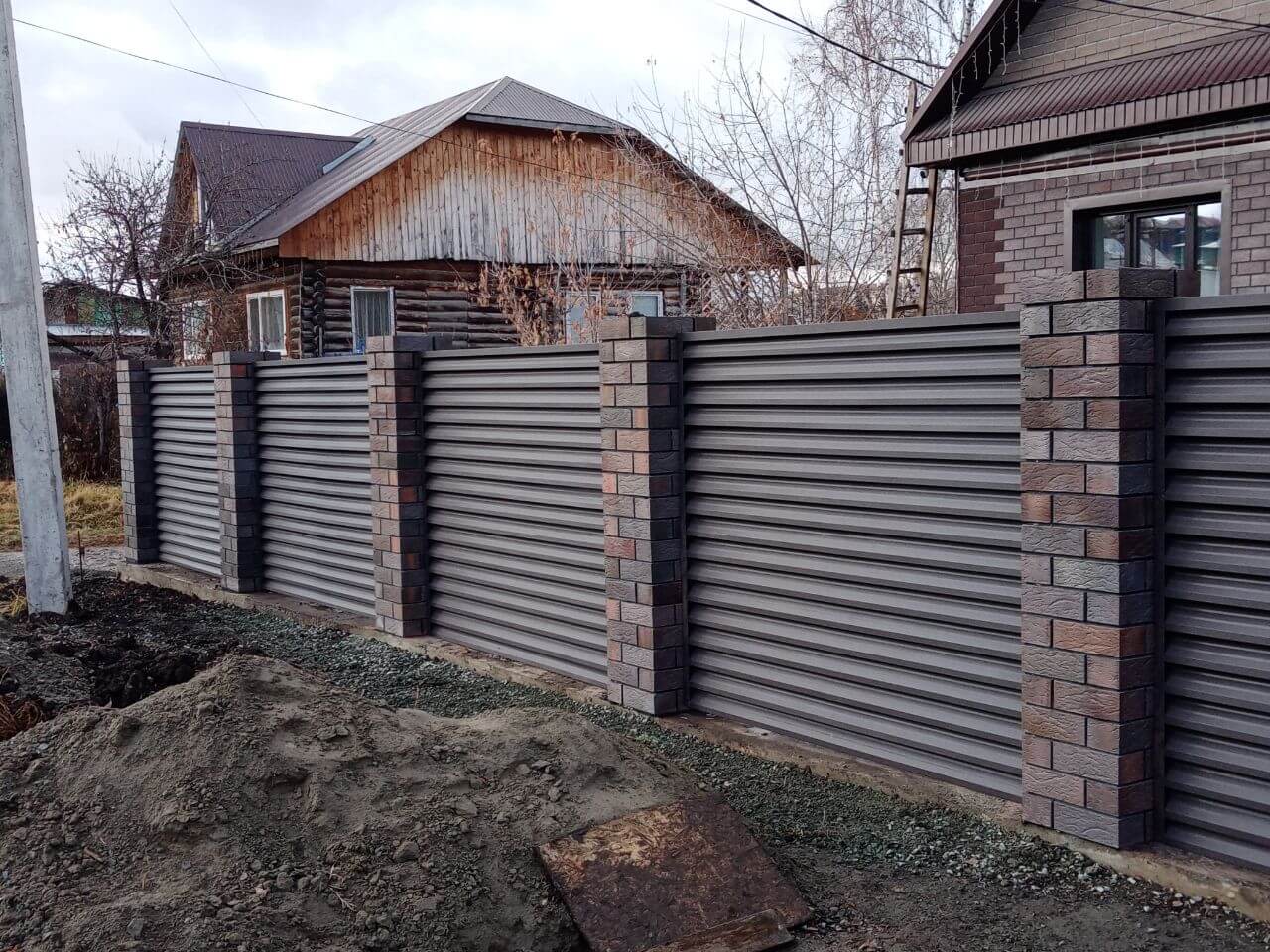 Забор-жалюзи из ламелей ЭКО-Z-US (усиленные) 30м RAL8019/8019 Темный Шоколад двусторонний МАТТЕ в Иркутске