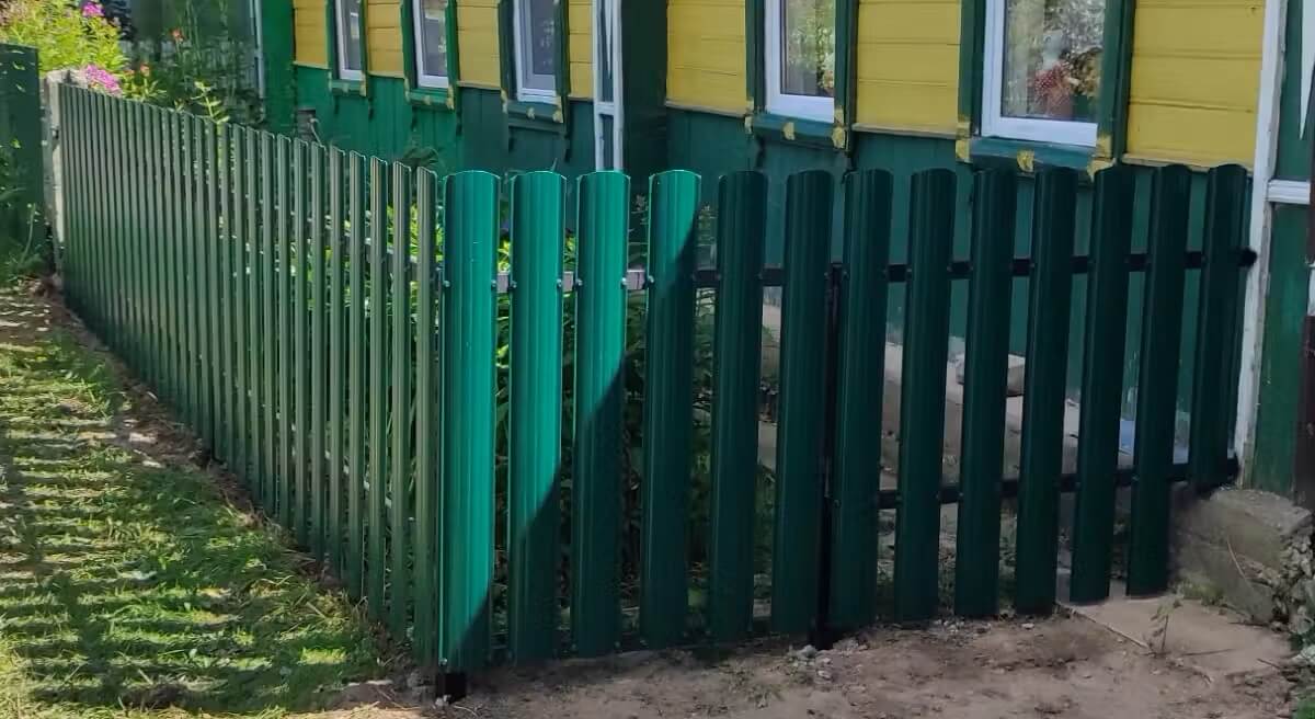 Заборчик из Евроштакетника 8м RAL6005/6005 Зеленый Мох двусторонний в Иркутске
