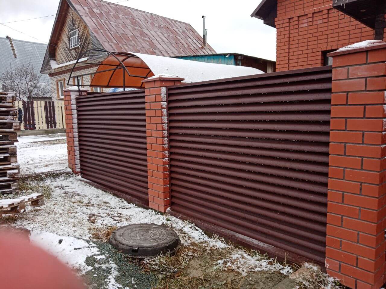 Забор из ламелей еврожалюзи 12м RAL8017/8017 Шоколад двусторонний МАТТЕ фото 3 в Иркутске