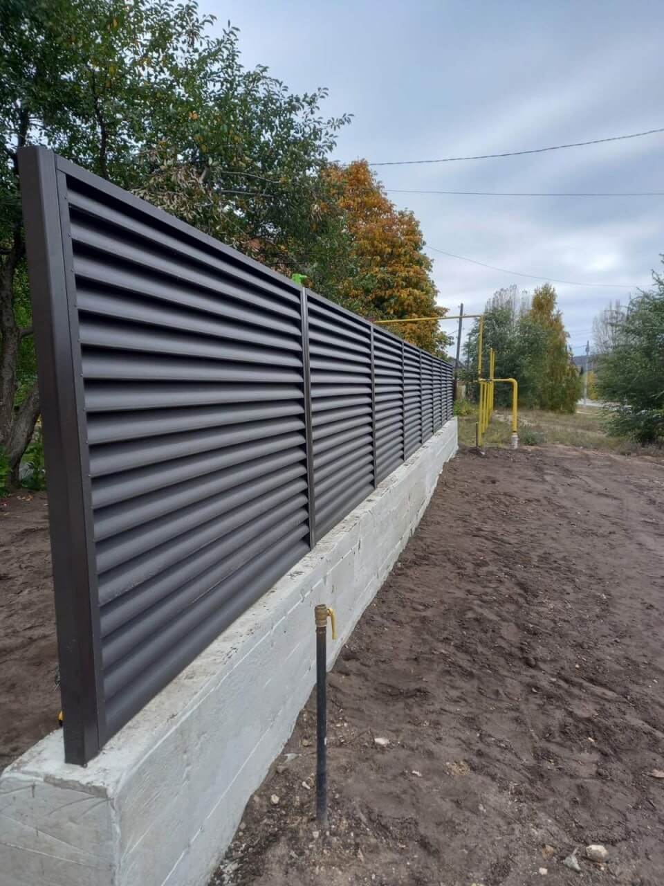 Забор из ламелей еврожалюзи 34м RAL8019/8019 Темный Шоколад двусторонний МАТТЕ фото 3 в Иркутске