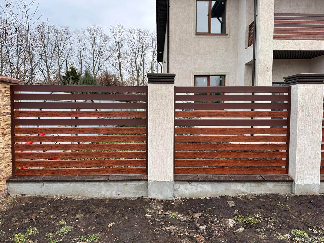 Забор-ранчо из металлопланкена 10м RAL8017 Шоколад МАТТЕ + Темное Дерево (Printech) фото 4 в Иркутске