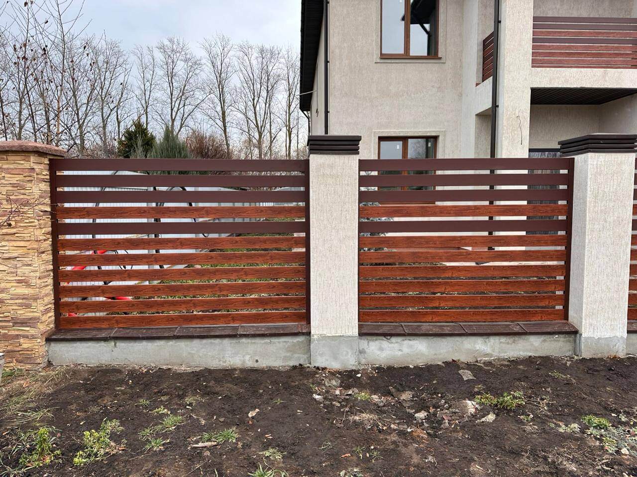 Забор-ранчо из металлопланкена 10м RAL8017 Шоколад МАТТЕ + Темное Дерево (Printech) фото 2 в Иркутске