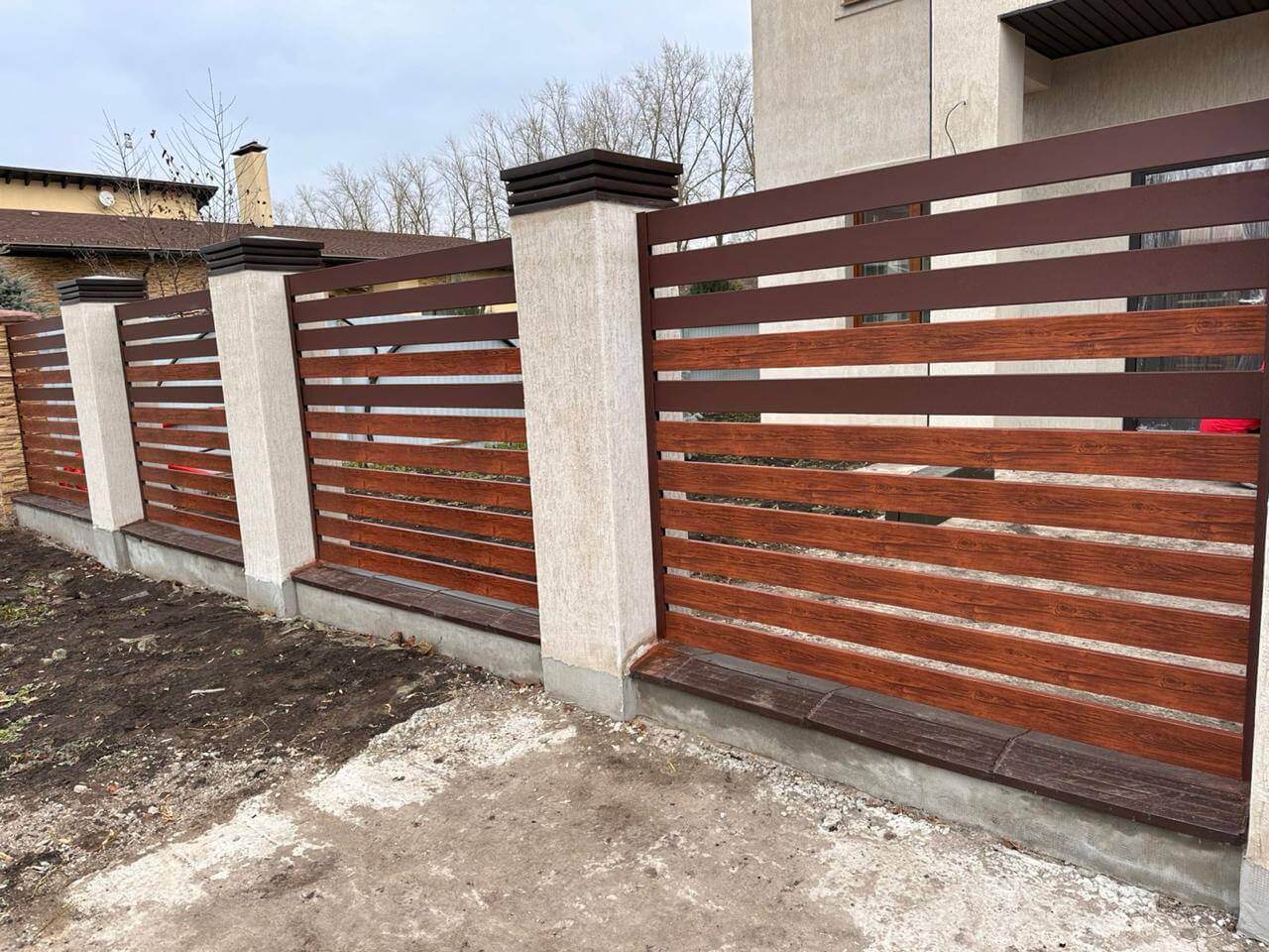 Забор-ранчо из металлопланкена 10м RAL8017 Шоколад МАТТЕ + Темное Дерево (Printech) в Иркутске