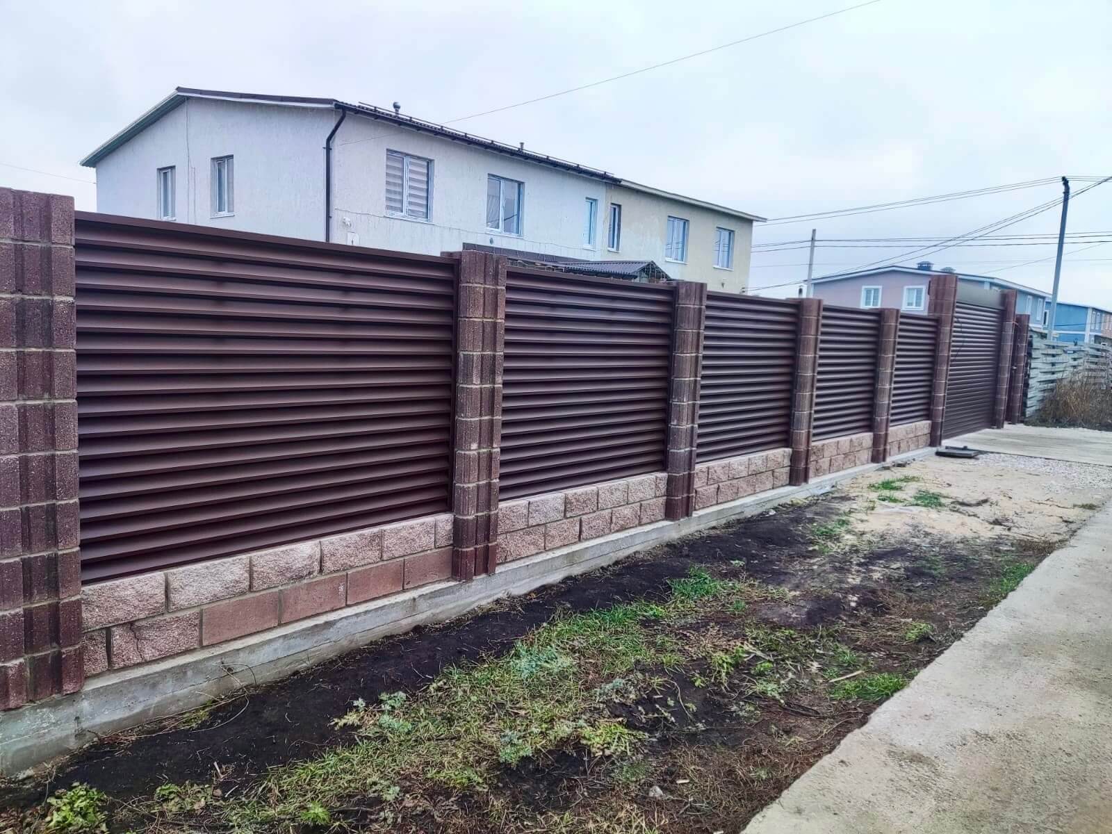 Забор-жалюзи из ламелей ЭКО-Z 13м RAL8019/8019 Темный Шоколад двусторонний МАТТЕ фото 1 в Иркутске