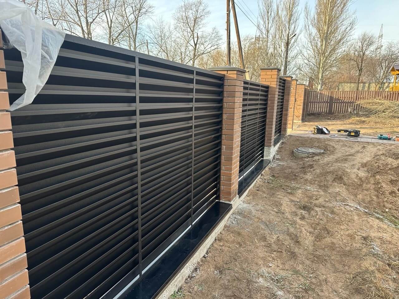 Забор-жалюзи из ламелей Хай-Тек 16м RAL9005/9005 Черный двусторонний МАТТЕ фото 1 в Иркутске