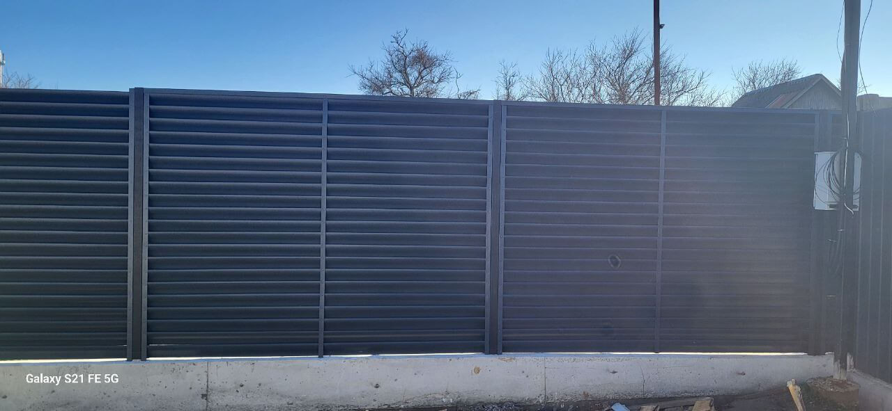Забор из ламелей еврожалюзи 30м RAL7024/7024 Серый Графит двусторонний фото 6 в Иркутске