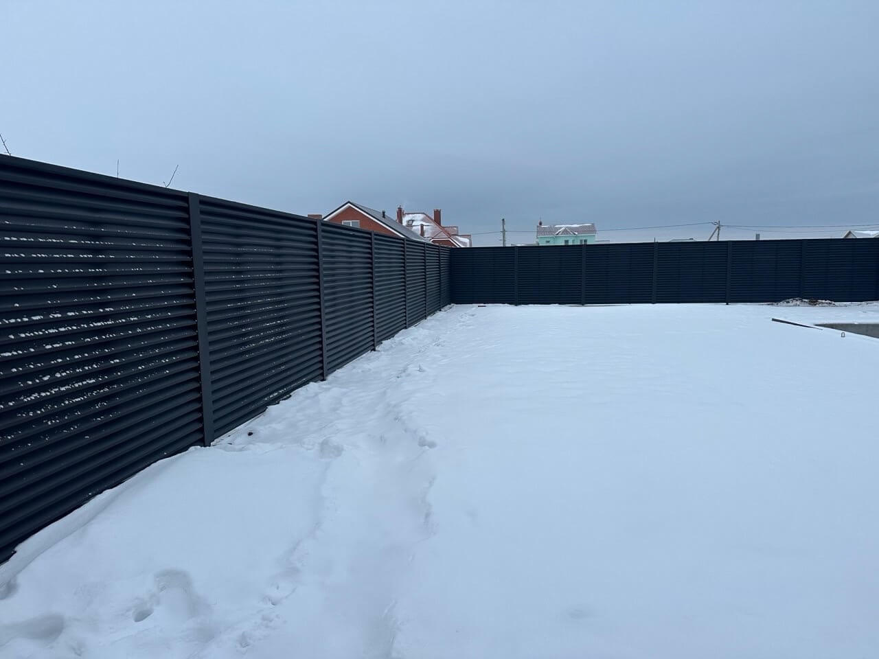 Забор-жалюзи из ламелей ЭКО-Z 130м RAL9005 Черный МАТТЕ фото 3 в Иркутске
