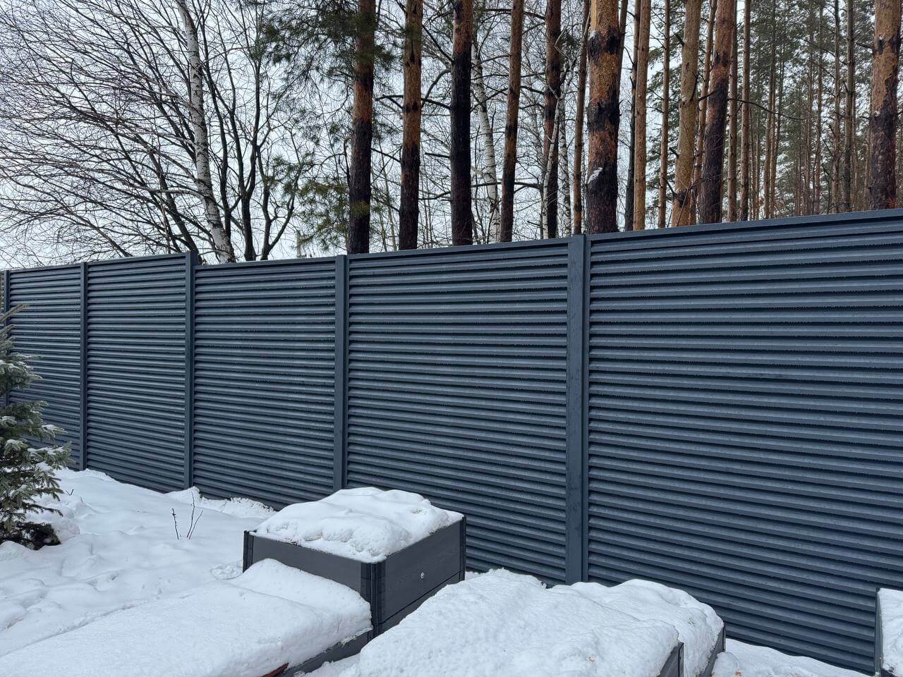 Забор-жалюзи из ламелей ЭКО-Z-US 54м RAL7024/7024 Серый Графит двусторонний МАТТЕ фото 3 в Иркутске