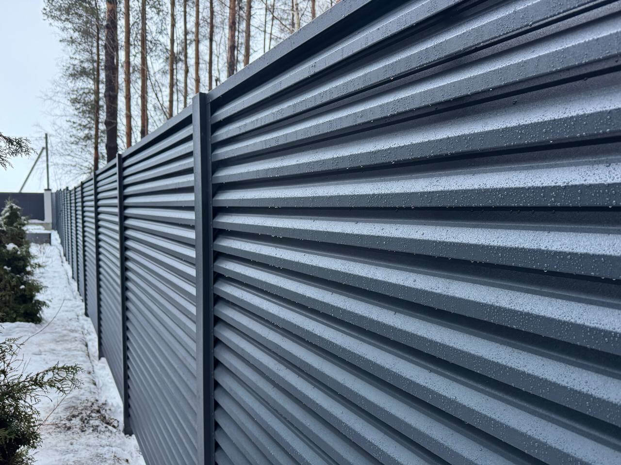 Забор-жалюзи из ламелей ЭКО-Z-US 54м RAL7024/7024 Серый Графит двусторонний МАТТЕ фото 2 в Иркутске