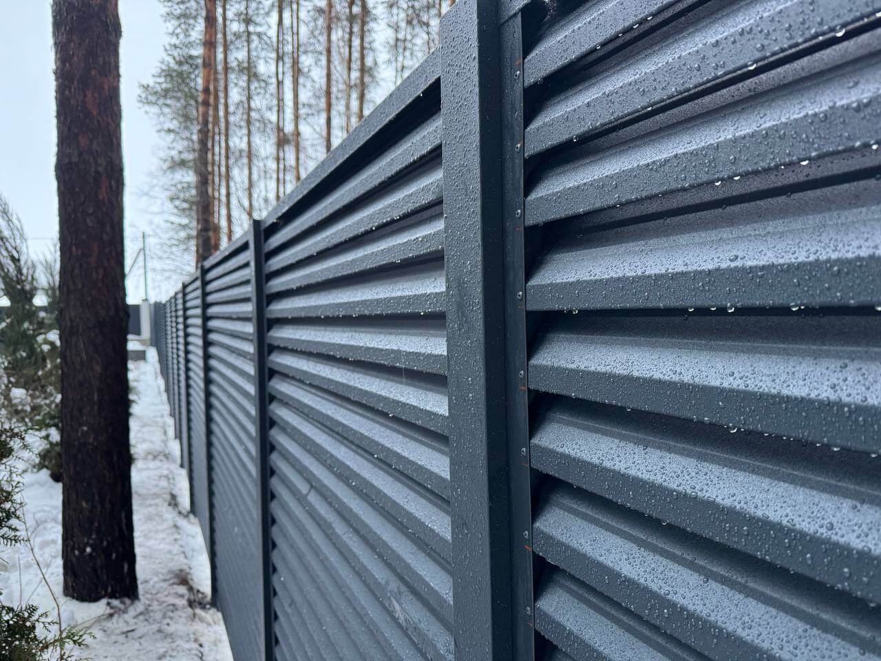 Забор-жалюзи из ламелей ЭКО-Z-US 54м RAL7024/7024 Серый Графит двусторонний МАТТЕ фото 1 в Иркутске