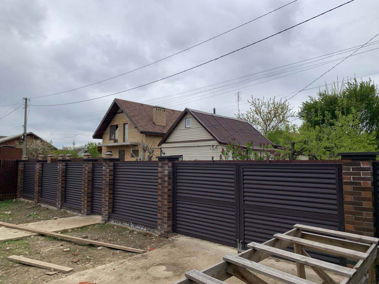 Забор-жалюзи из ламелей Реснички 24м RAL8019/8019 Темный Шоколад двусторонний МАТТЕ фото 2 в Иркутске
