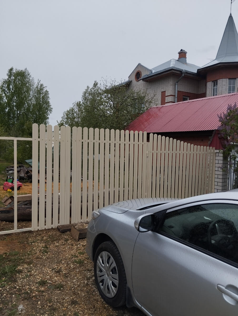 Забор из евроштакетника 9м RAL1015/1015 Слоновая Кость двусторонний фото 1 в Иркутске