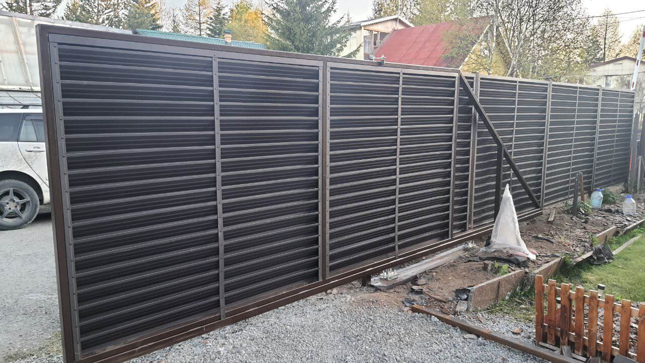 Забор-жалюзи из ламелей ЭКО-Z-US 12м RAL8019/8019 Темный Шоколад двусторонний МАТТЕ фото 1 в Иркутске
