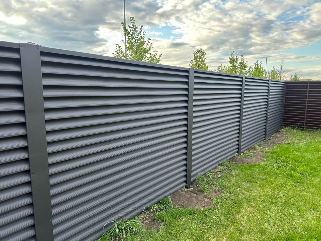 Забор из ламелей еврожалюзи 43м RAL8019/8019 Темный Шоколад двусторонний МАТТЕ фото 1 в Иркутске