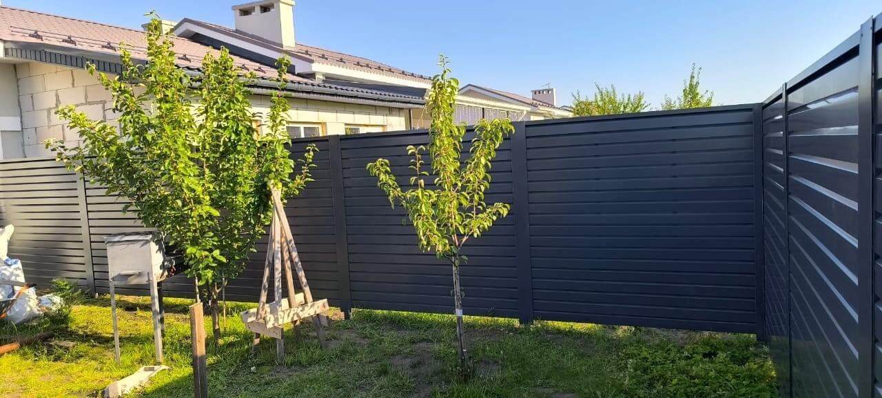 Забор-жалюзи из ламелей Хай-Тек 62м RAL7024/7024 Серый Графит двусторонний фото 4 в Иркутске