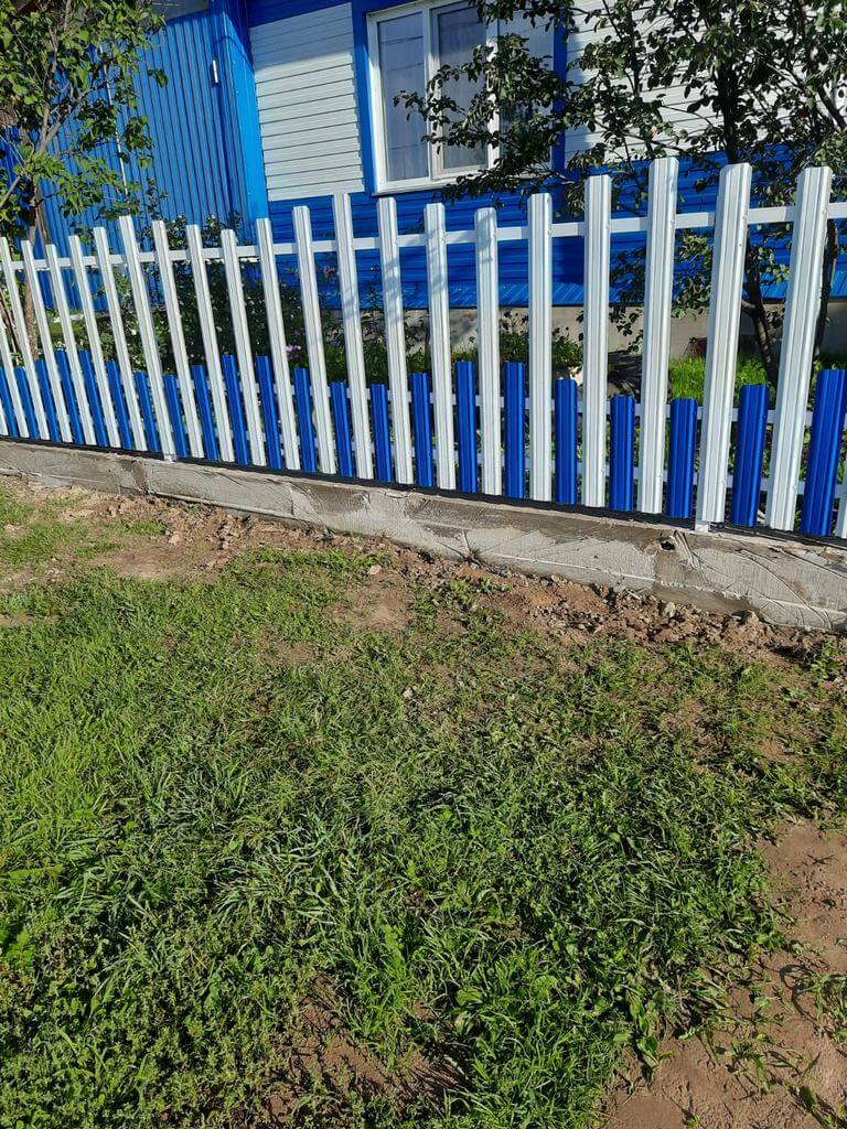 Забор из евроштакетника 14м RAL9003 Белый, RAL5005 Синий Сигнал фото 1 в Иркутске