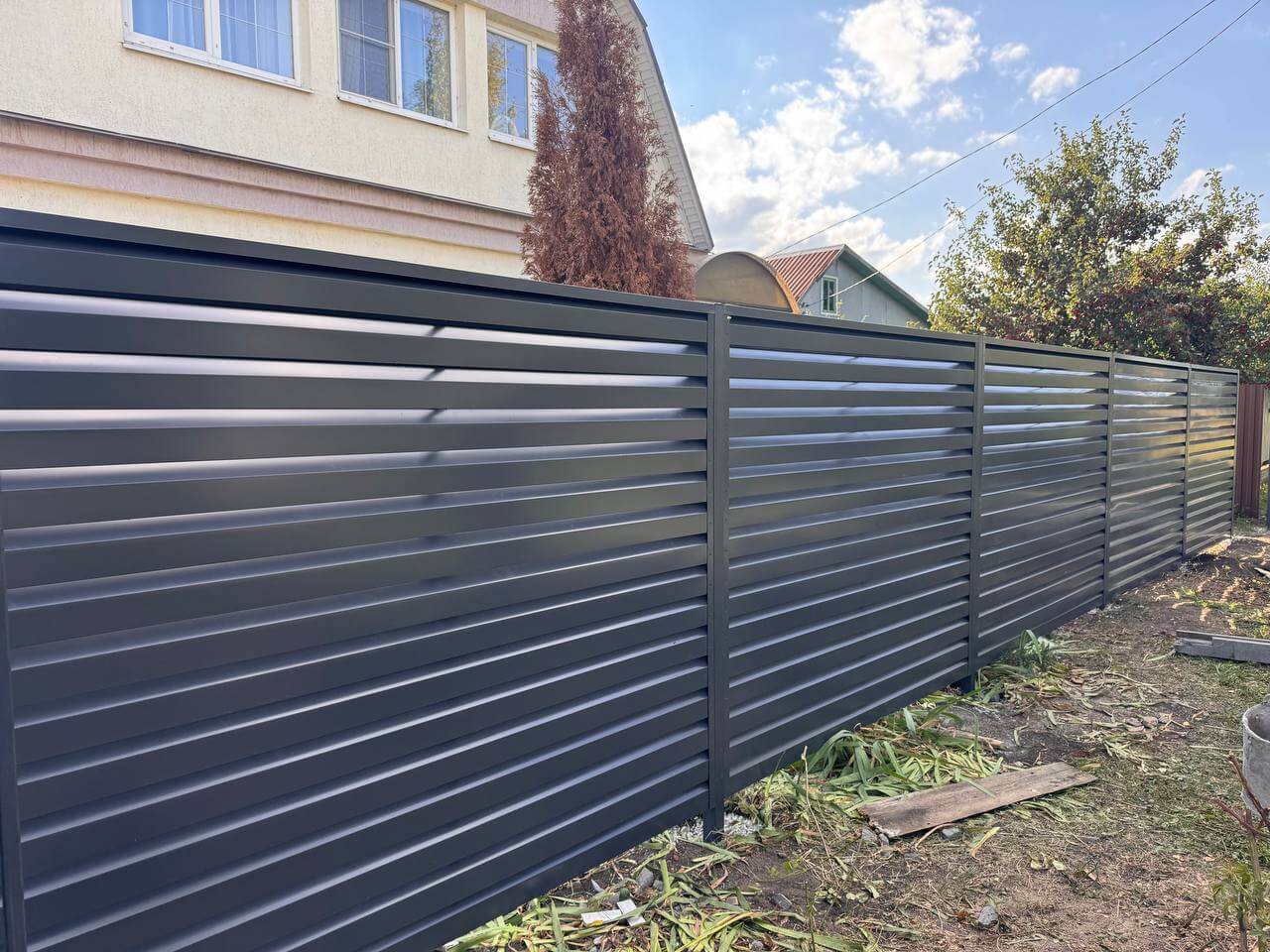 Забор-жалюзи из ламелей Хай-Тек 26м RAL7024/7024 Серый Графит двусторонний в Иркутске