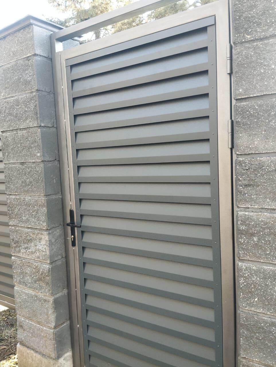 Откатные ворота с калиткой из ламелей Реснички RAL7024/7024 Серый Графит двусторонний МАТТЕ фото 2 в Иркутске
