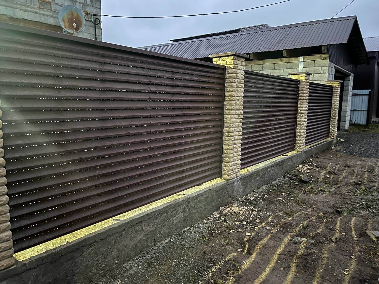 Забор-жалюзи из ламелей ЭКО-Z 18м RAL8017/8017 Шоколад двусторонний фото 6 в Иркутске