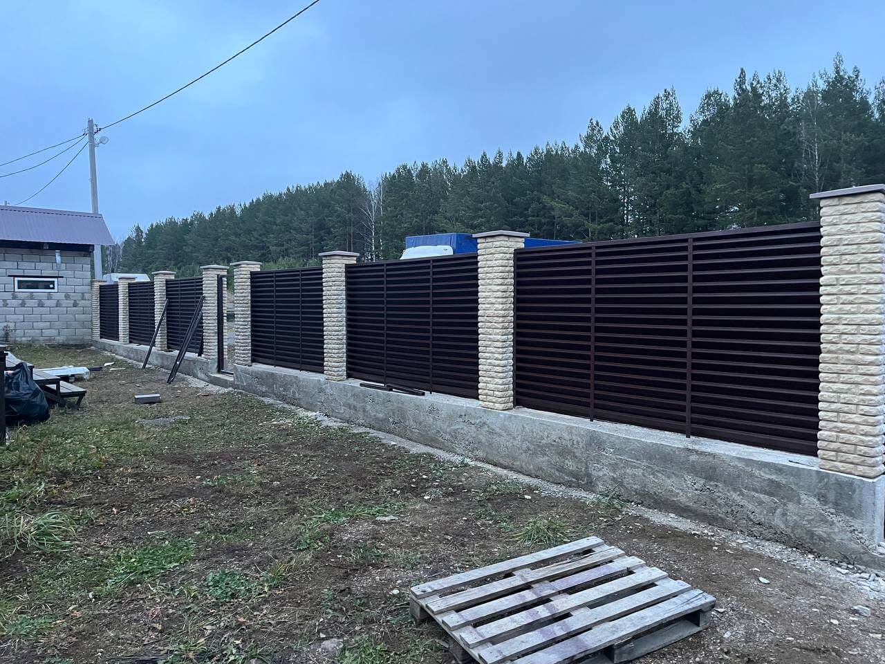 Забор-жалюзи из ламелей ЭКО-Z 18м RAL8017/8017 Шоколад двусторонний фото 3 в Иркутске
