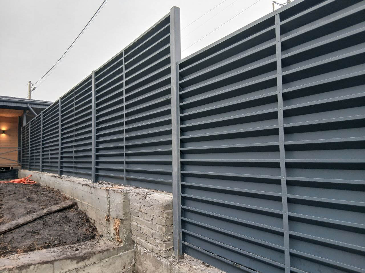 Забор-жалюзи из ламелей Хай-Тек 37м RAL7024/7024 Серый Графит двусторонний МАТТЕ фото 6 в Иркутске