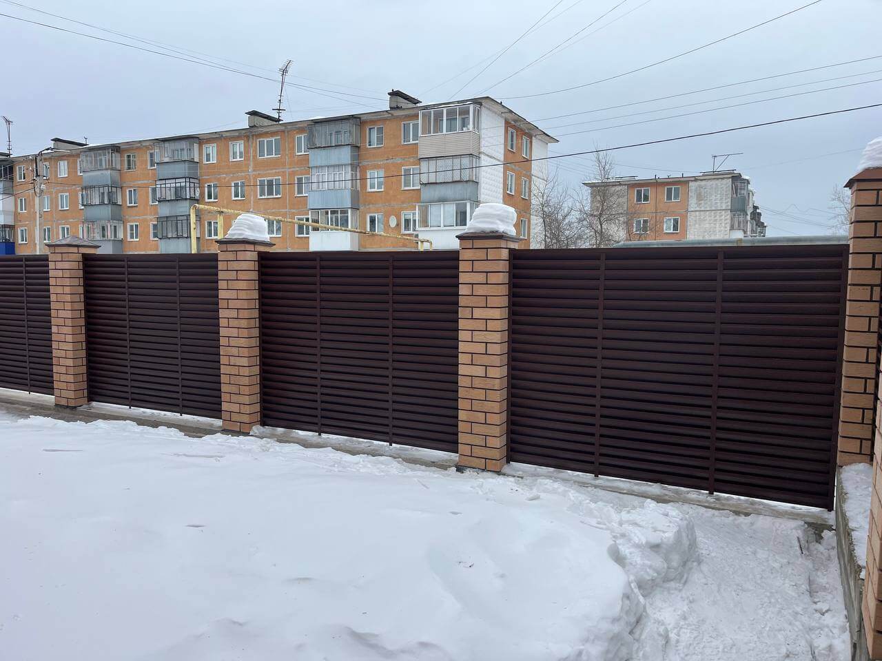Забор-жалюзи из ламелей ЭКО-Z 87м RAL8017/8017 Шоколад двусторонний МАТТЕ фото 17 в Иркутске