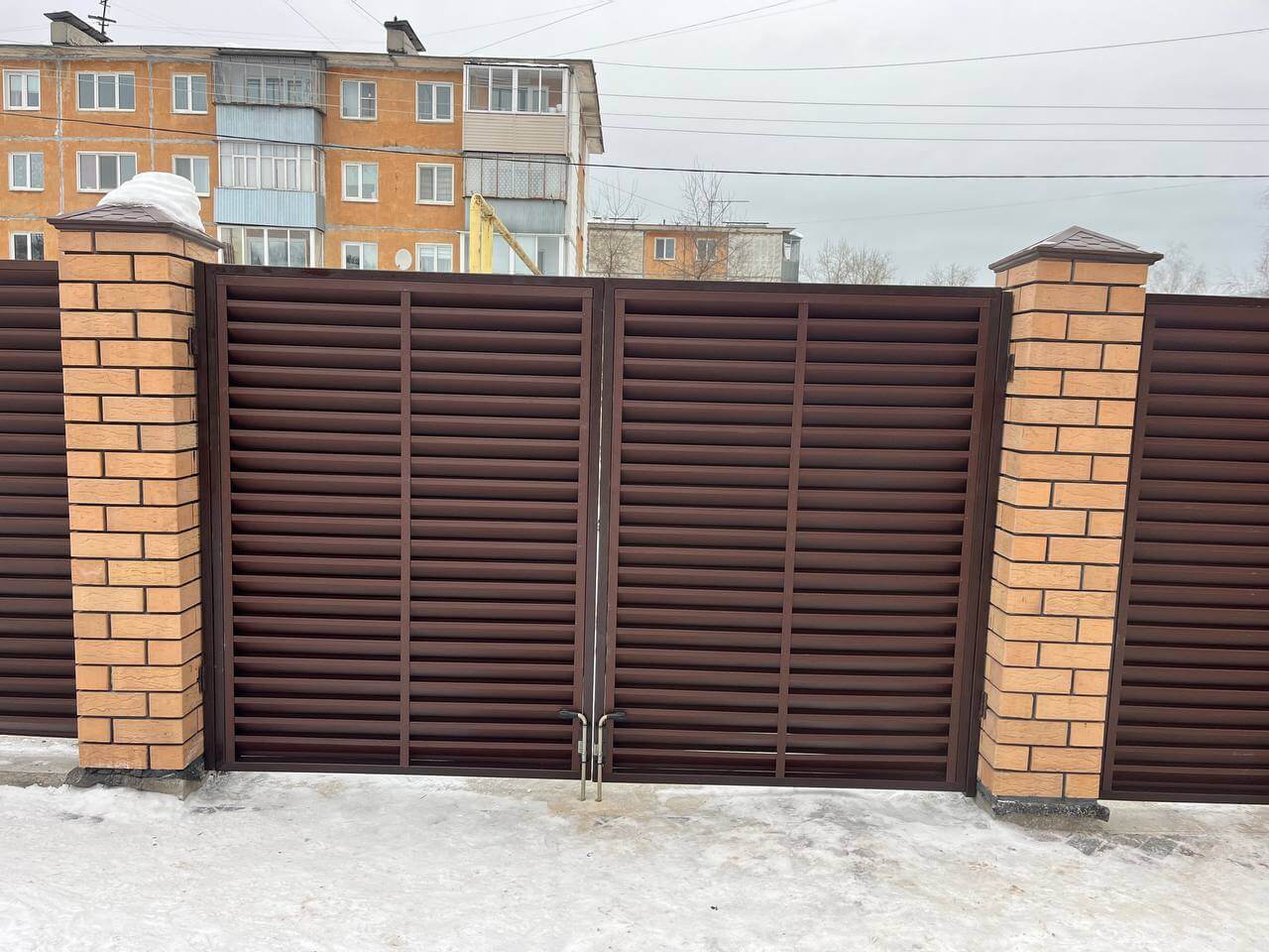 Забор-жалюзи из ламелей ЭКО-Z 87м RAL8017/8017 Шоколад двусторонний МАТТЕ фото 9 в Иркутске