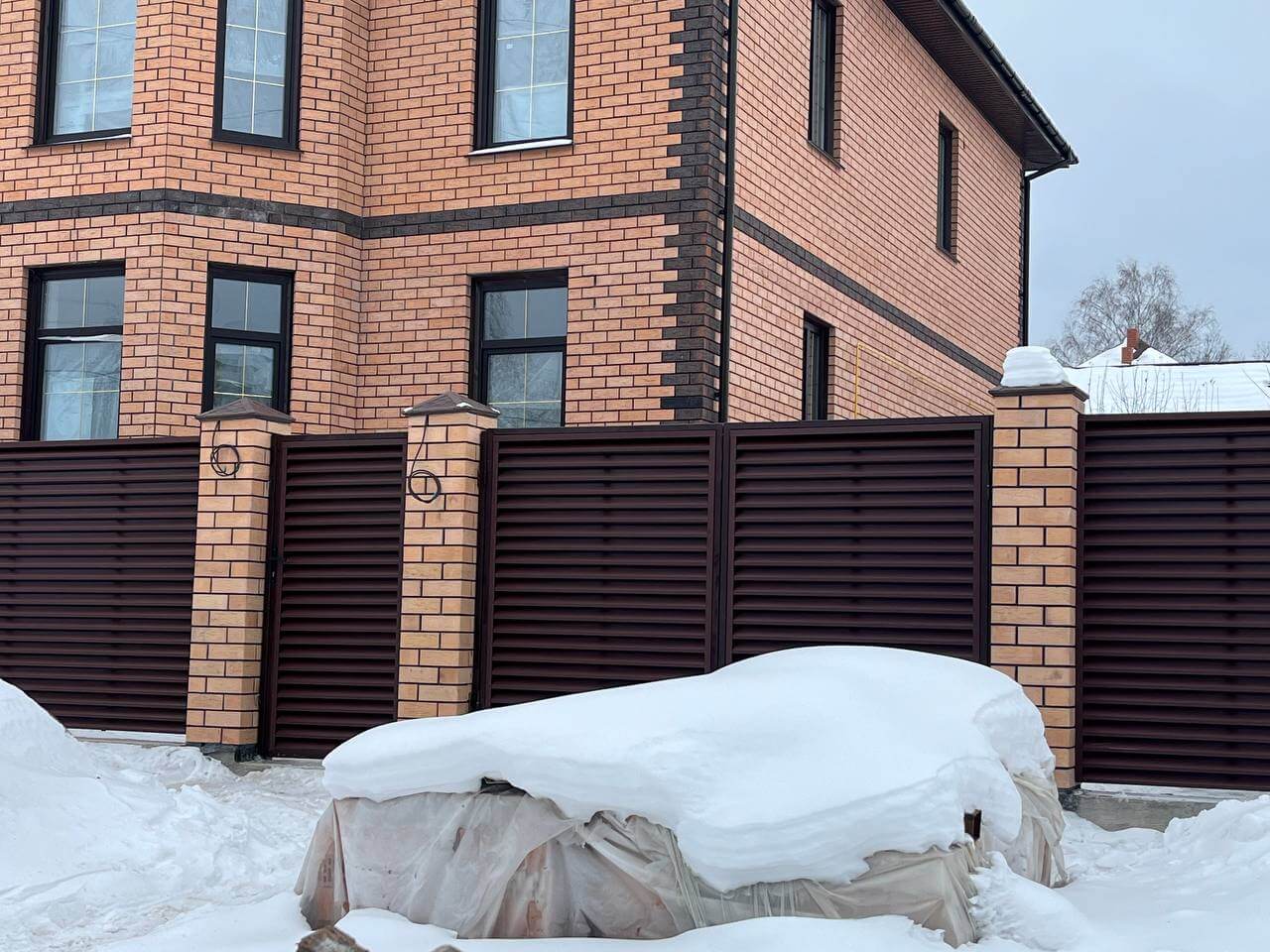 Забор-жалюзи из ламелей ЭКО-Z 87м RAL8017/8017 Шоколад двусторонний МАТТЕ фото 6 в Иркутске