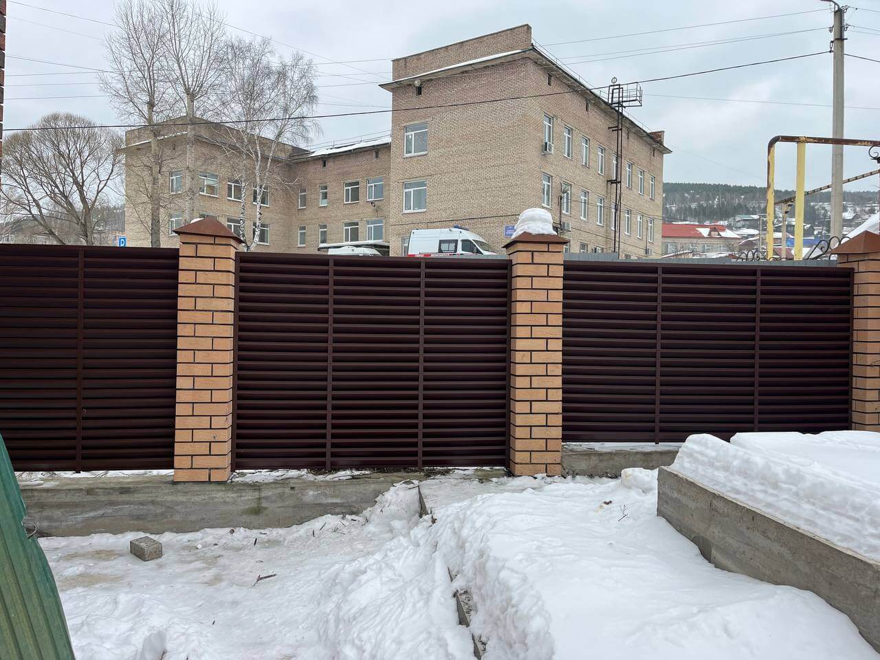 Забор-жалюзи из ламелей ЭКО-Z 87м RAL8017/8017 Шоколад двусторонний МАТТЕ фото 16 в Иркутске