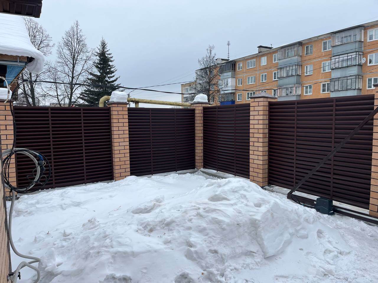 Забор-жалюзи из ламелей ЭКО-Z 87м RAL8017/8017 Шоколад двусторонний МАТТЕ фото 11 в Иркутске