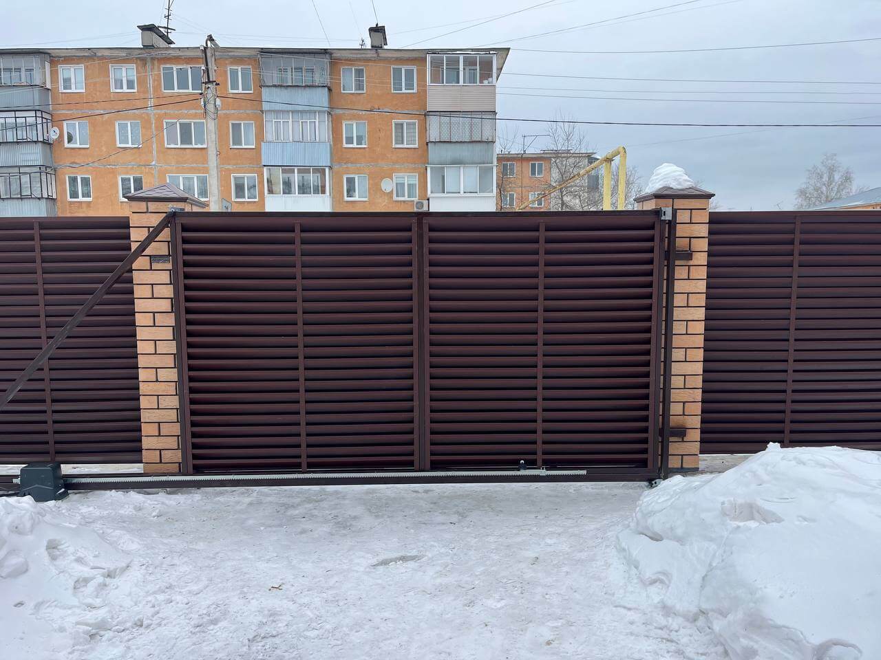 Забор-жалюзи из ламелей ЭКО-Z 87м RAL8017/8017 Шоколад двусторонний МАТТЕ фото 10 в Иркутске