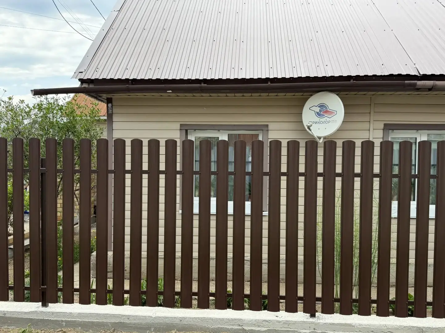 Комбинированный забор из ламелей ЭКО-Z-US и евроштакетника 18м RAL8017 Шоколад МАТТЕ, Полиэстер фото 3 в Иркутске